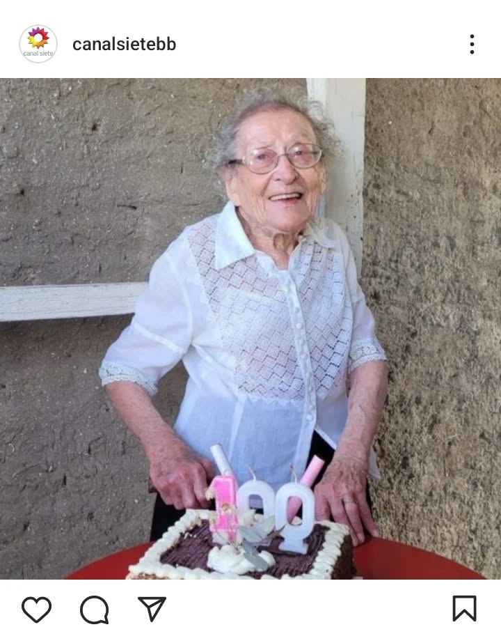 Repost | Historias que inspiran | Ana cumplió 100 años y sus vecinos la sorprendieron festejándolo en el barrio.... Ana Marciana Nazaruc, la mujer que celebró este viernes un hito extraordinario en su vida: alcanzar los 100 años de edad. Pero más allá de ser un simple acontecimiento, la historia de Ana es un testimonio vivo de dedicación, humildad y solidaridad. Nacida el 28 de marzo de 1924, Ana es la mayor de tres hermanas que dedicaron sus vidas al arte de la costura. Juntas, vivieron toda su existencia en la misma casa, una construcción que ha sido testigo de sus risas, sus sueños y sus historias compartidas Fuente: @canalsietebb