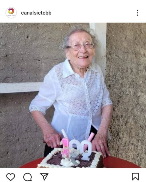 Repost | Historias que inspiran |  Ana cumplió 100 años y sus vecinos la sorprendieron festejándolo en el barrio....  Ana Marciana Nazaruc, la mujer que celebró este viernes un hito extraordinario en su vida: alcanzar los 100 años de edad. Pero más allá de ser un simple acontecimiento, la historia de Ana es un testimonio vivo de dedicación, humildad y solidaridad. Nacida el 28 de marzo de 1924, Ana es la mayor de tres hermanas que dedicaron sus vidas al arte de la costura. Juntas, vivieron toda su existencia en la misma casa, una construcción que ha sido testigo de sus risas, sus sueños y sus historias compartidas  Fuente: @canalsietebb