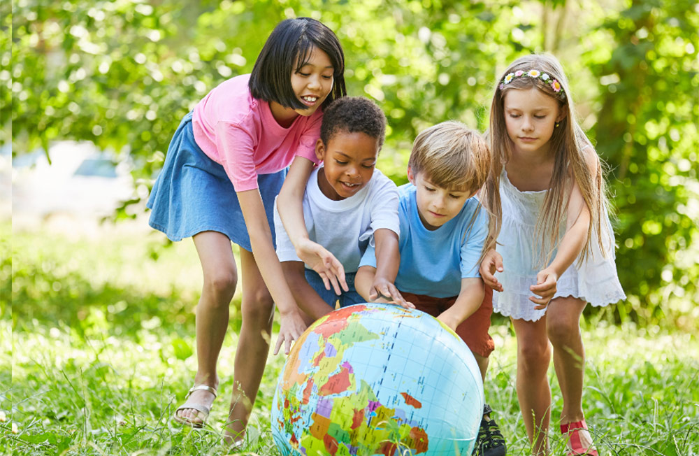 Niños-de-diferentes-culturas-unidos-alrededor-del-mundo-celebrando-el-dia- mundial-de-la-infancia