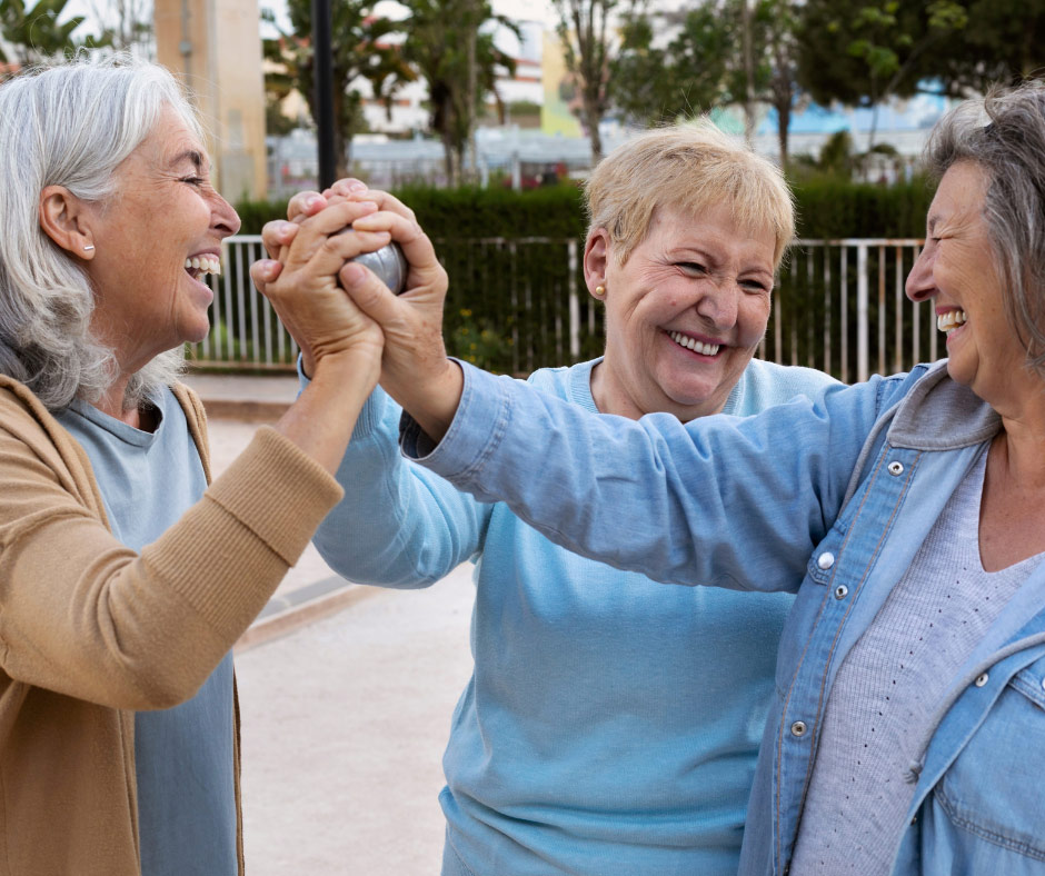 personas-mayores-e-independientes-socializando-en-un-centro-residencial