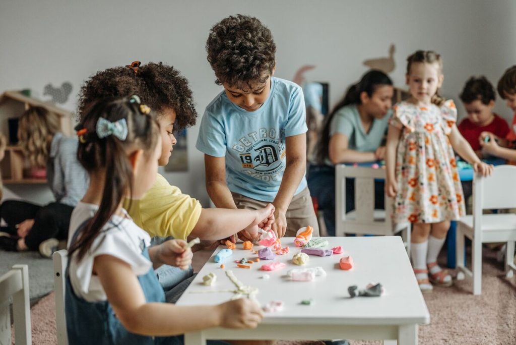 beneficios-de-la-inteligencia-emocional-en-el-rendimiento-academico-y-social